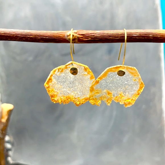 Matana Handmade Raw organic gold & white earrings - Picture 5 of 7